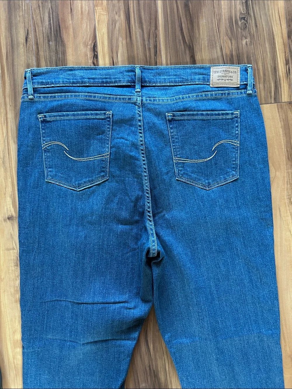 Levi's Signature Mid Rise Straight Jeans - Picture 6 of 8